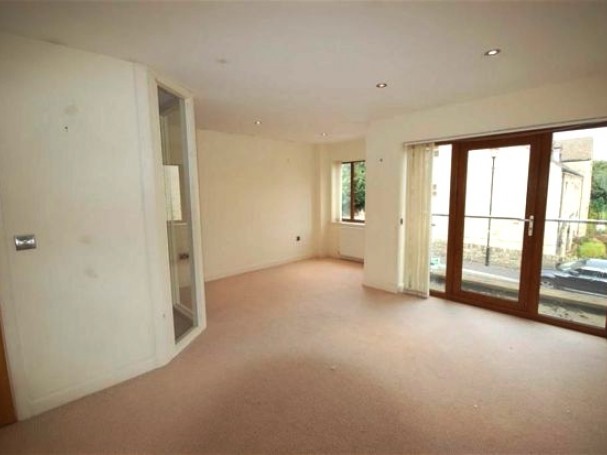 Situated in Holmfirth, this 4 bedroom town house features high quality fixtures and fittings throughout. Situated in Holmfirth, this 4 bedroom town house features high quality fixtures and fittings throughout.