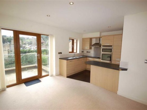 Long term lets available for 4 bed town house in Holmfirth.