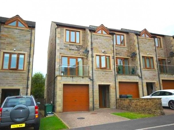 4 bed town house now available for sale at Victoria Court, Holmfirth. 4 bed town house now available for sale at Victoria Court, Holmfirth.