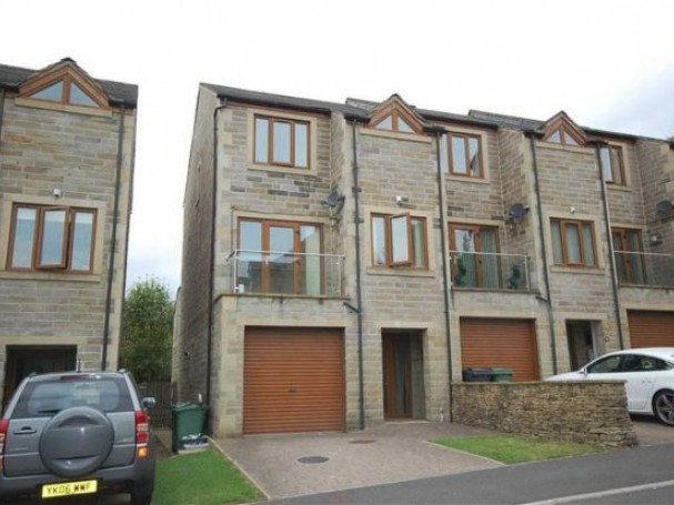 4 bed town house available to let at Victoria Court, Holmfirth